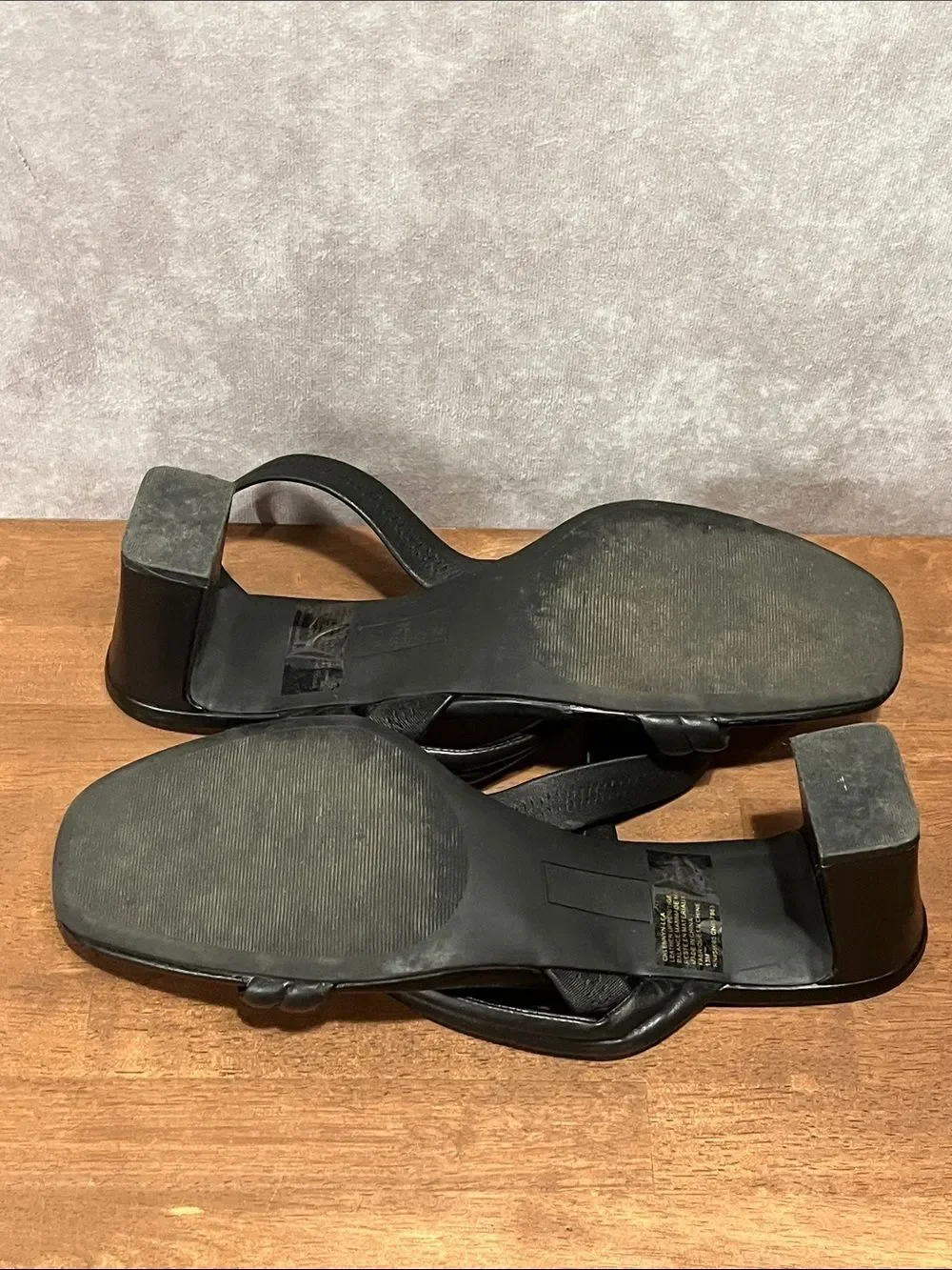 Caslon chic black